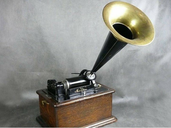 Старинный фонограф Томаса Эдисона